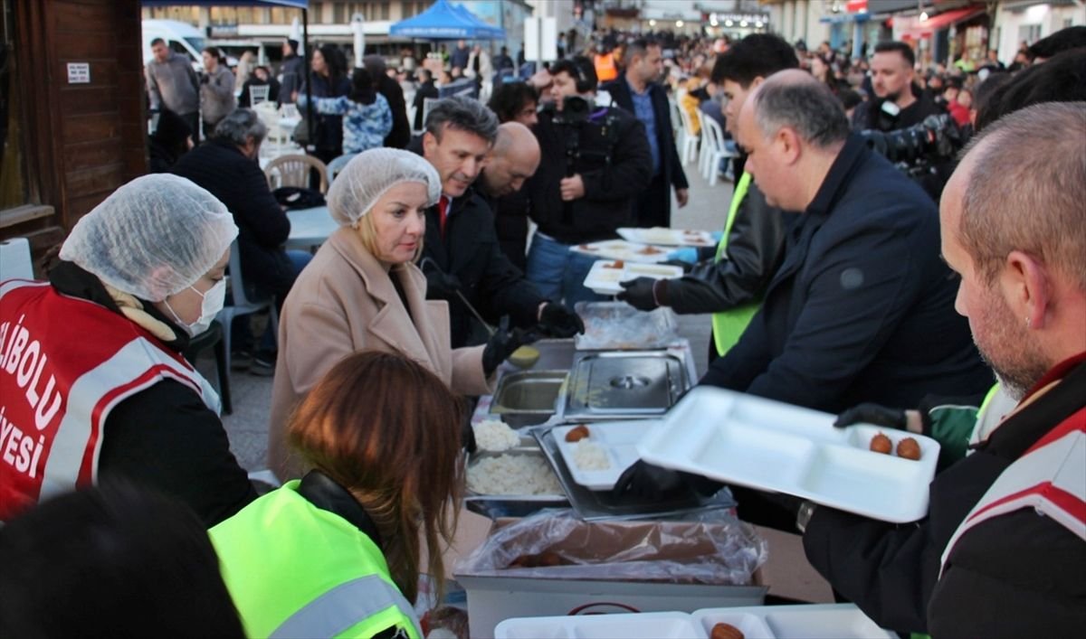 Gelibolu'da vatandaşlar belediyenin iftarında buluştu