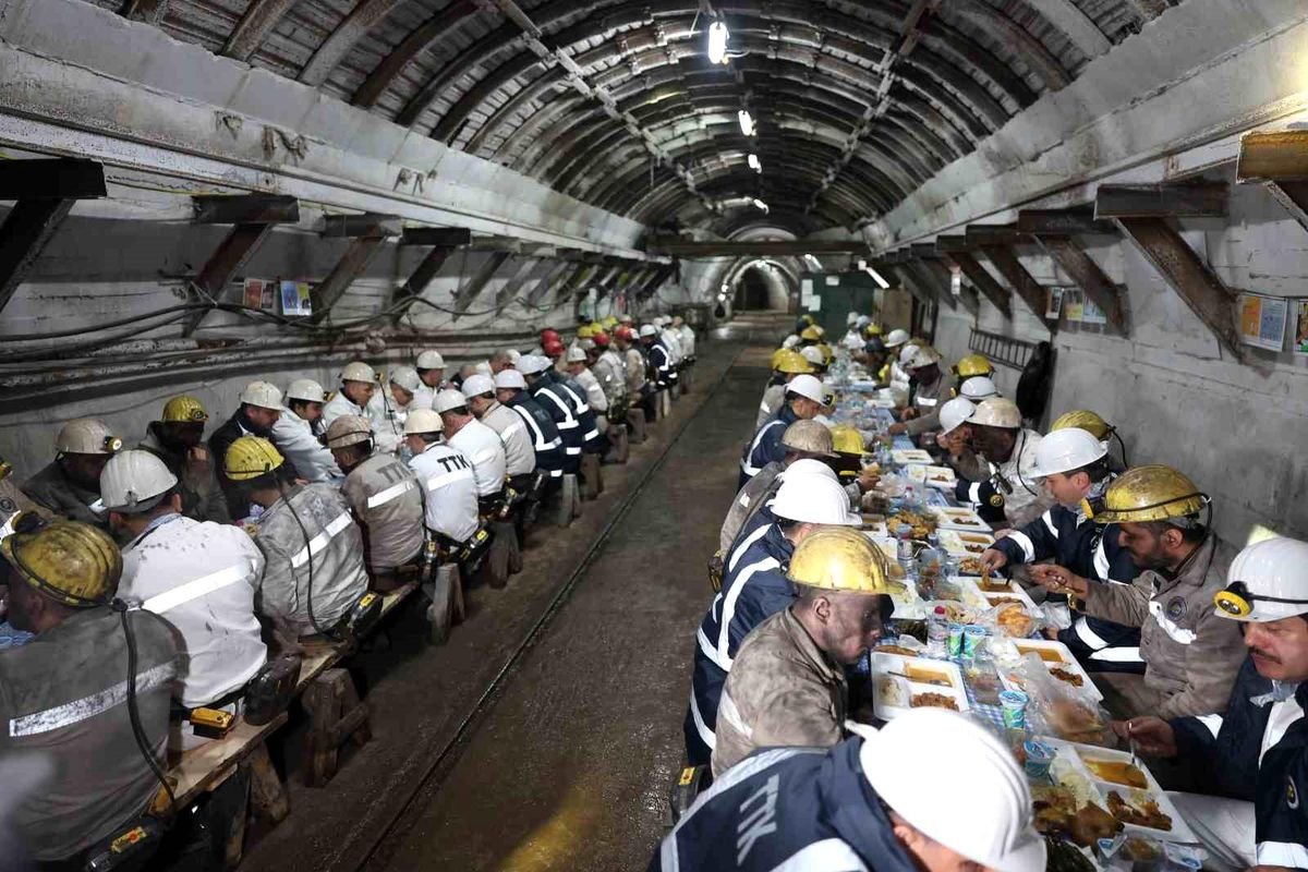 Bakan Bayraktar, madencilerle iftar yaptı