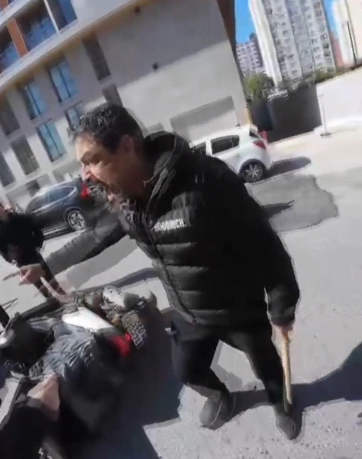 Esenyurt'ta Şerit İhlali Yapan Sürücü Motokurye ile Kavga Etti