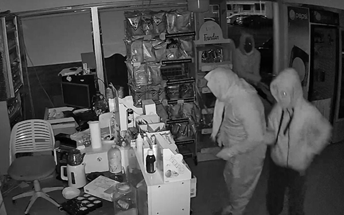 Kadın kıyafeti giyen hırsızlar 110 bin TL'lik sigara ve nakit para çaldı