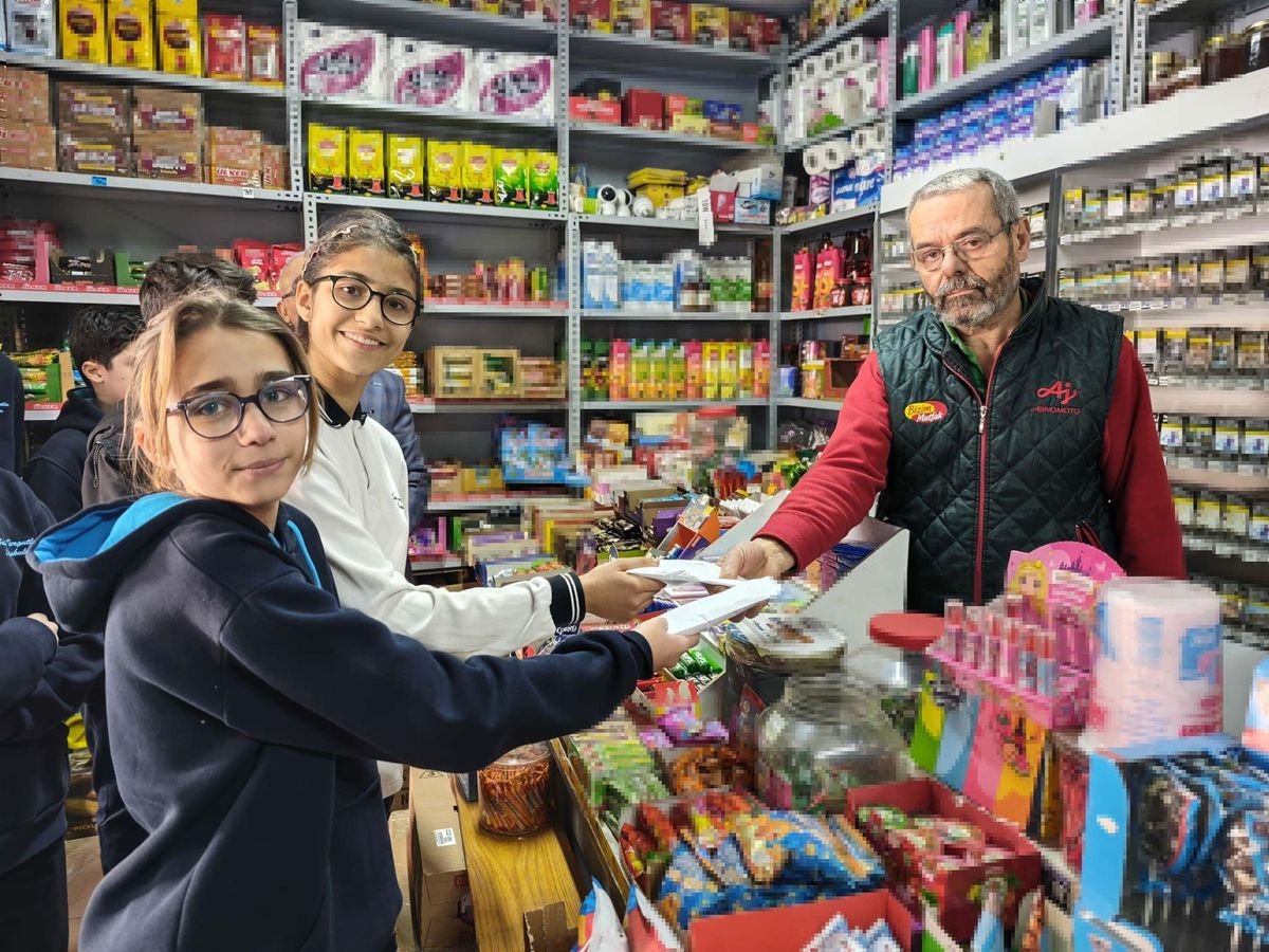 Öğrenciler, 'zimem defteri' geleneğiyle borçları ödedi