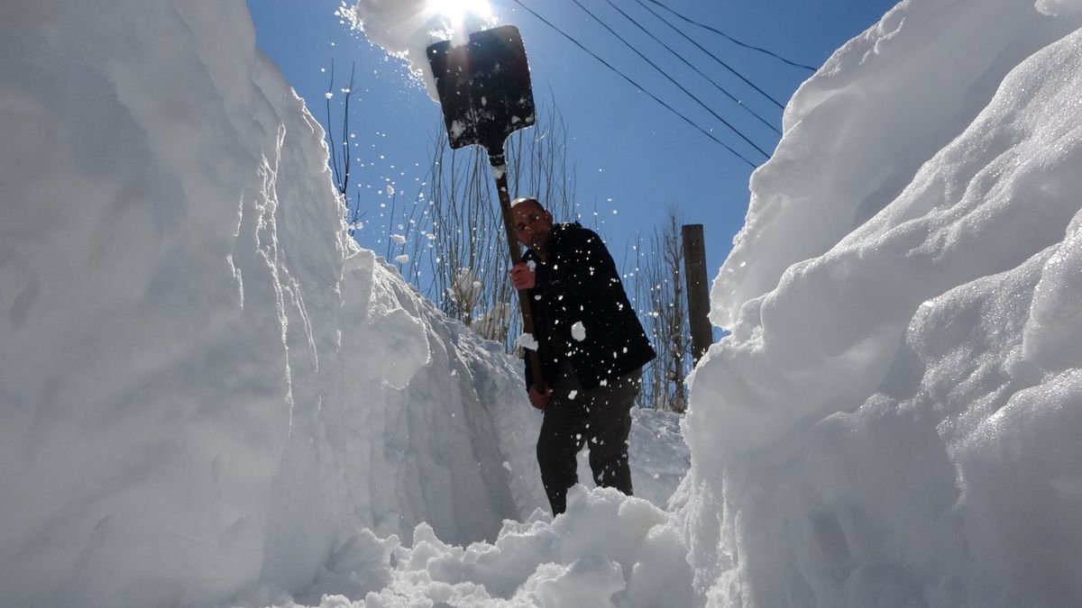 Bitlis'te köylüler açtıkları kar tünelleri ile ulaşım sağlıyor