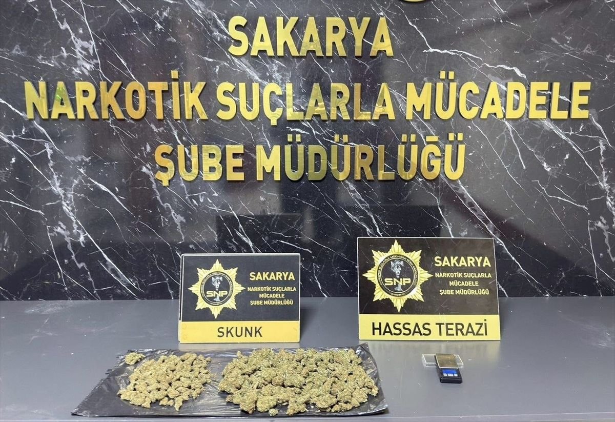 Sakarya'da konum atarak uyuşturucu satan 2 şüpheli suçüstü yakalandı