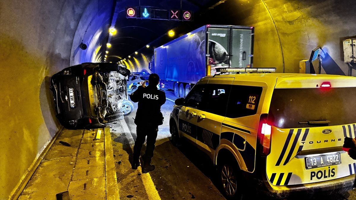 Bitlis'te tünelde hafif ticari araçla çarpışan otomobildeki 2 kişi yaralandı