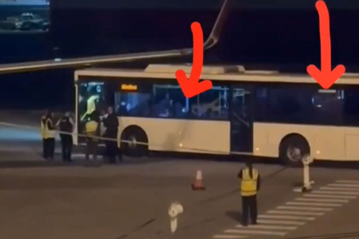 Ülkelerine dönmek üzere yola çıkan İranlı kadın futbolcular, otobüsün camından cep telefonlarıyla SOS işareti yaptı