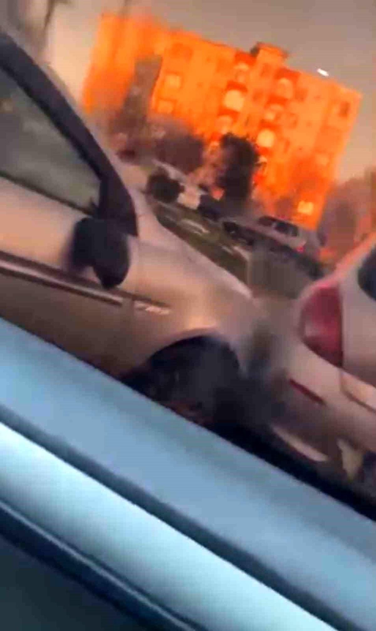 Kaza sonrası çocukların çığlıklarına rağmen kavga ettiler