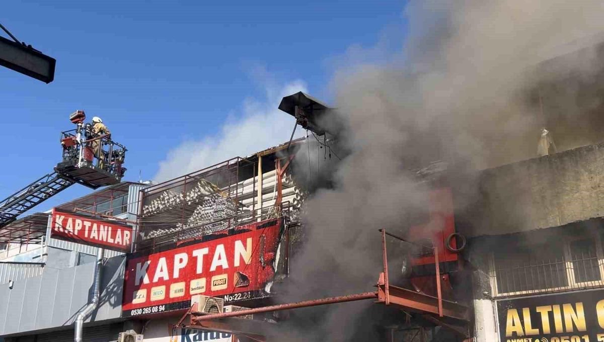 Zeytinburnu'nda sanayide çıkan yangın havadan görüntülendi