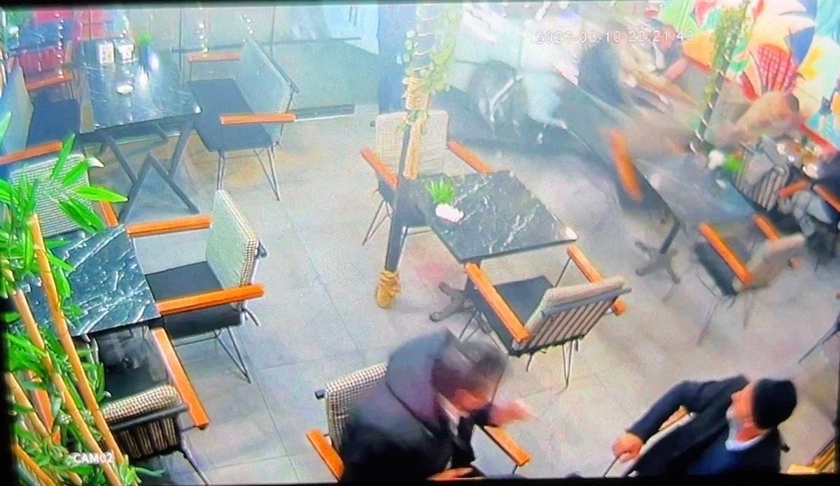 İzmit'te Otomobil Kafeye Girdi: 2 Yaralı