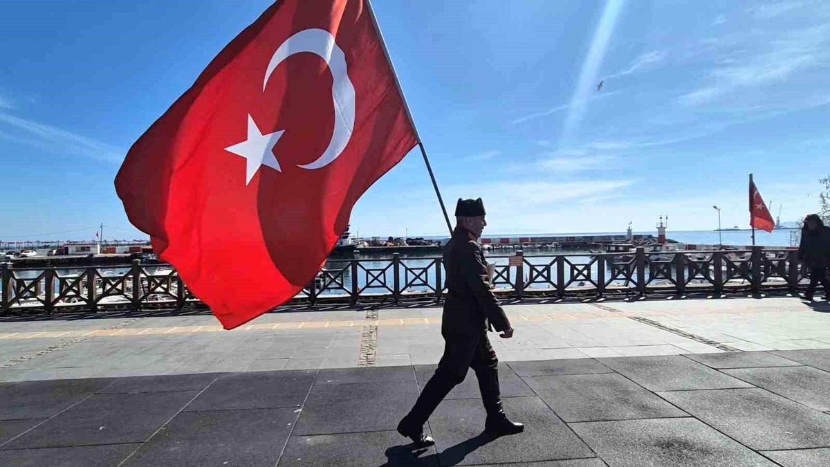 Askeri kıyafeti ve elinde Türk bayrağıyla İstanbul'dan Çanakkale'ye yürüyor
