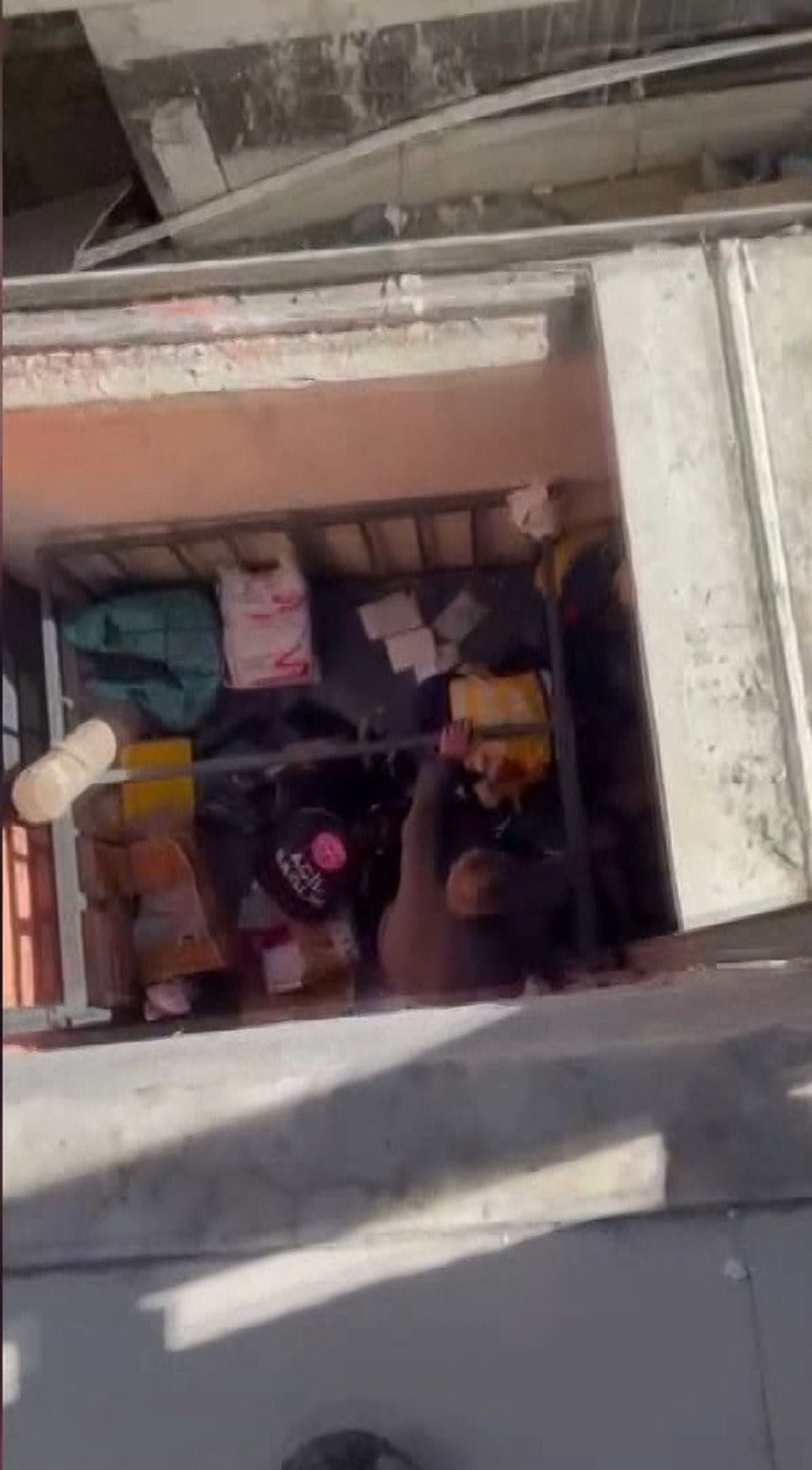 Güngören'de yük taşıma sepeti 1'inci kattan düştü; işçi yaralandı / Kaza anı görüntüsüyle