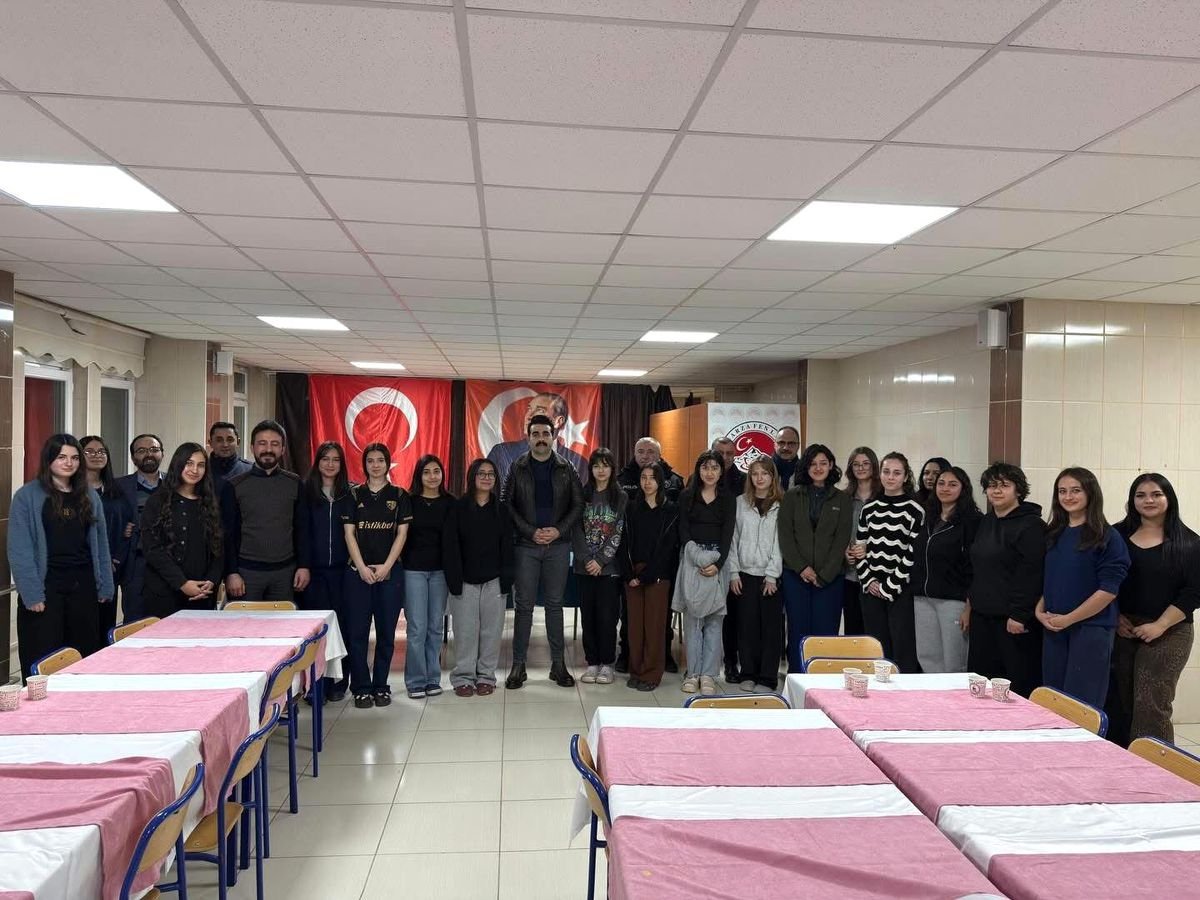 Tomarza protokolü öğrencilerle iftarda buluştu