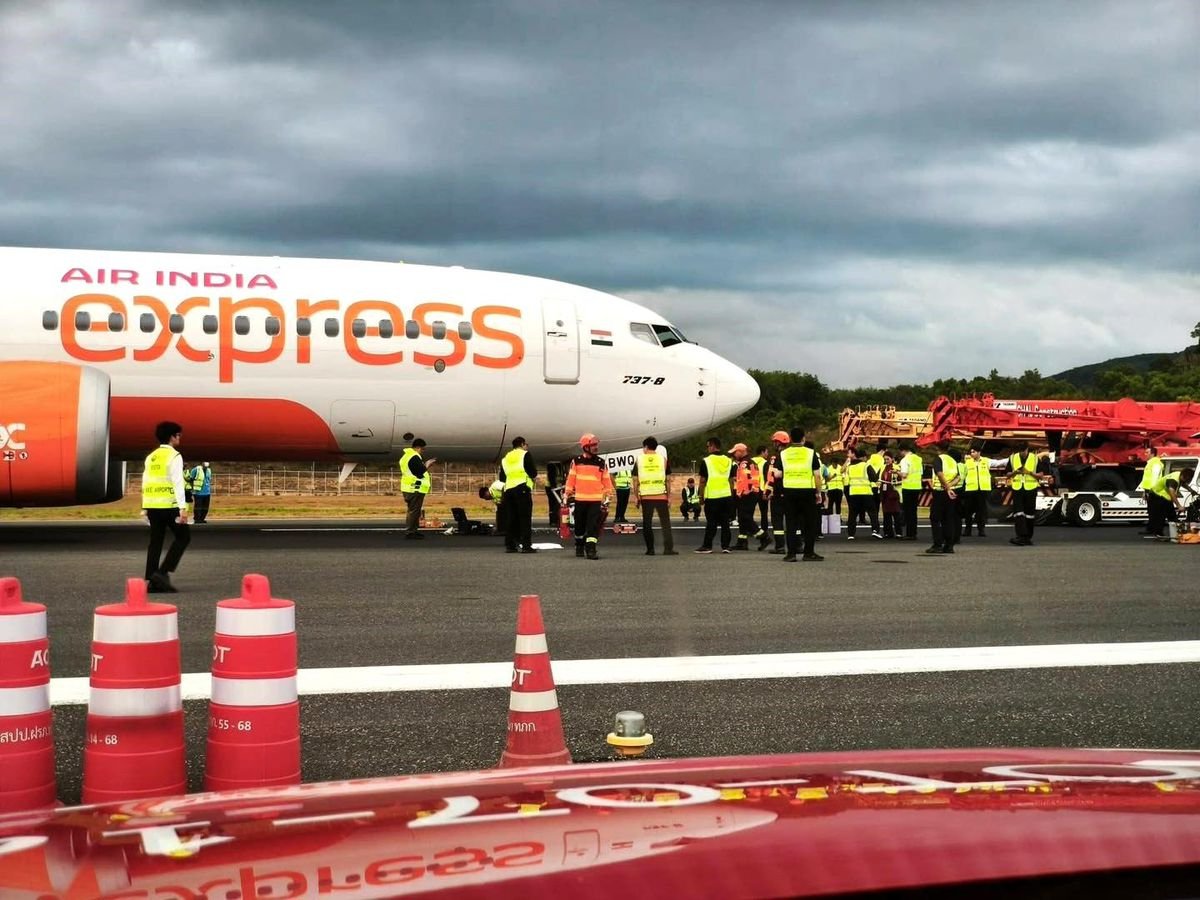 Tayland'da yolcu uçağı sert iniş yaptı: Uçağın iniş takımı koptu