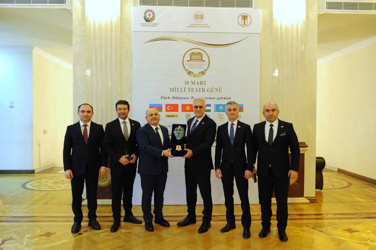 Tamer Karadağlı'ya Azerbaycan Milli Tiyatro Günü'nde 'Sanatkar Madalyonu' ödülü