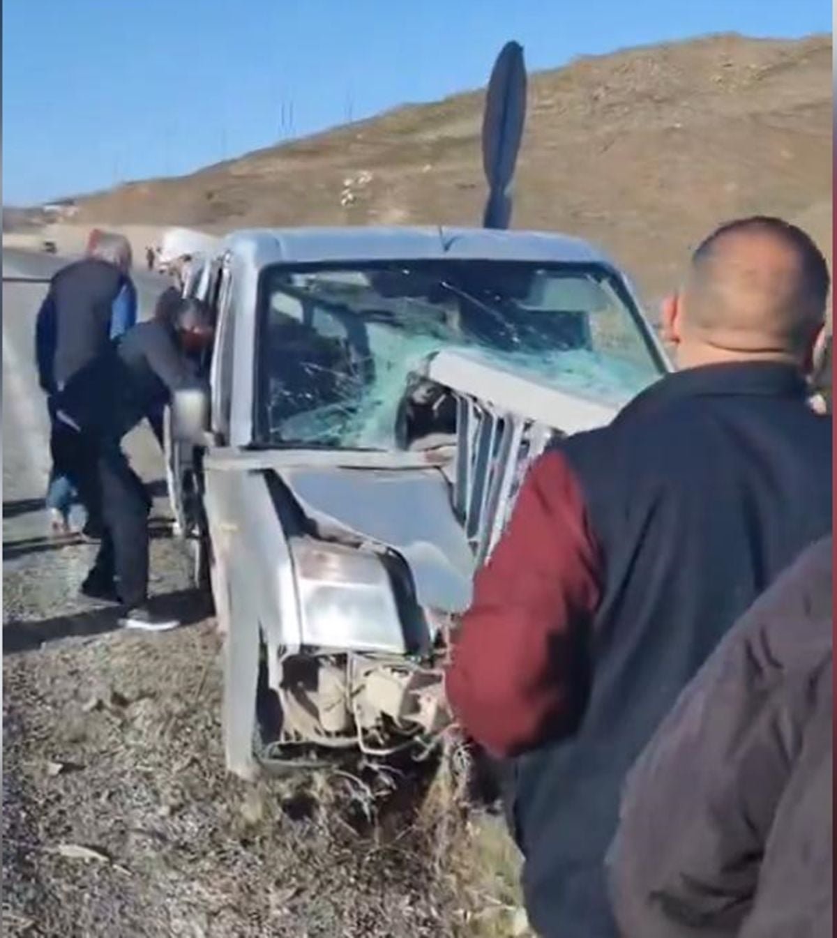 Hafif ticari araç bariyere çarptı: 1'i ağır, 2 yaralı