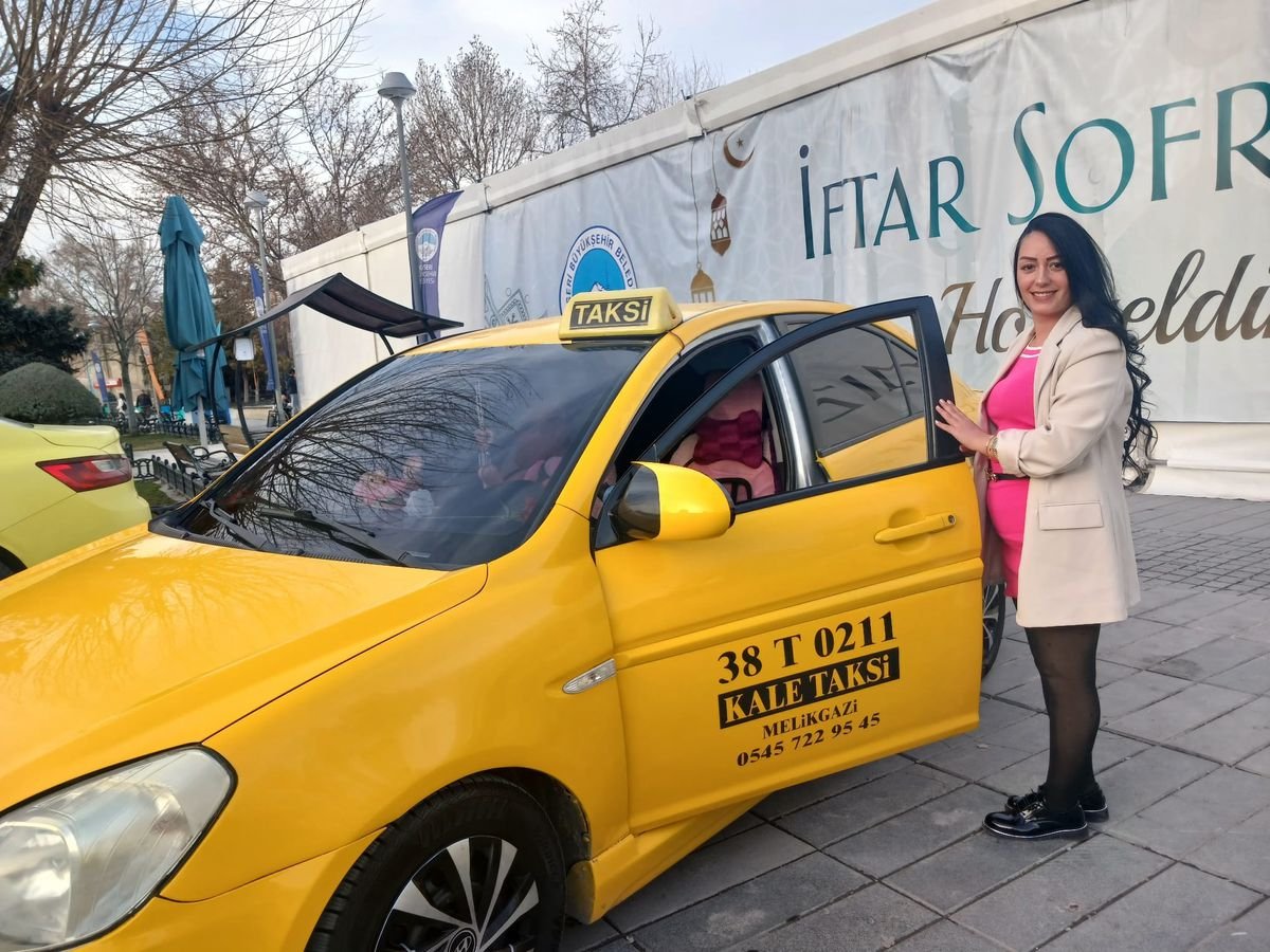 Gezme merakıyla direksiyon başına geçen Gizem, 2 yıldır taksicilik yapıyor