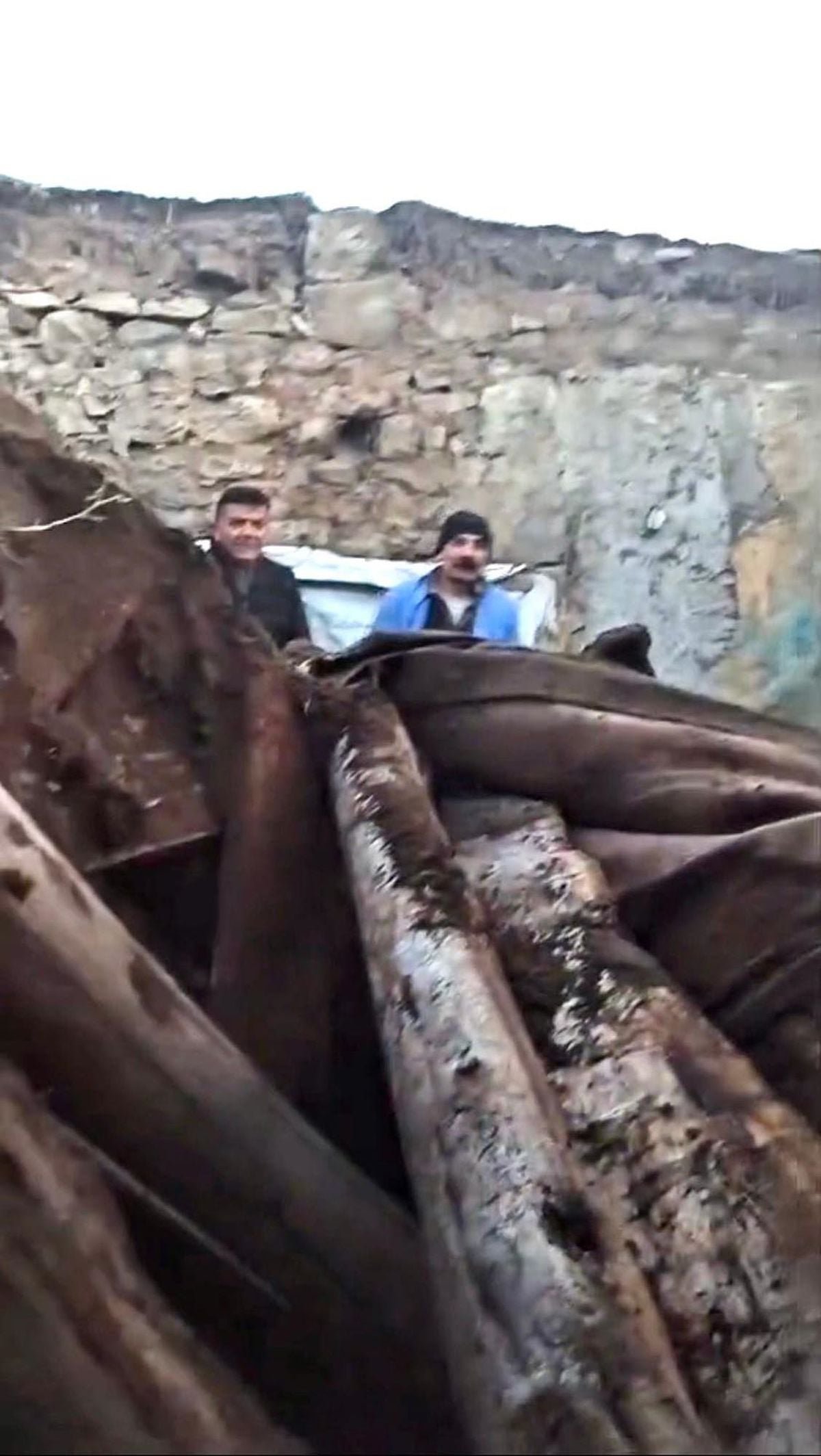 Kars'ta ahır çöktü, çoban son anda kurtuldu