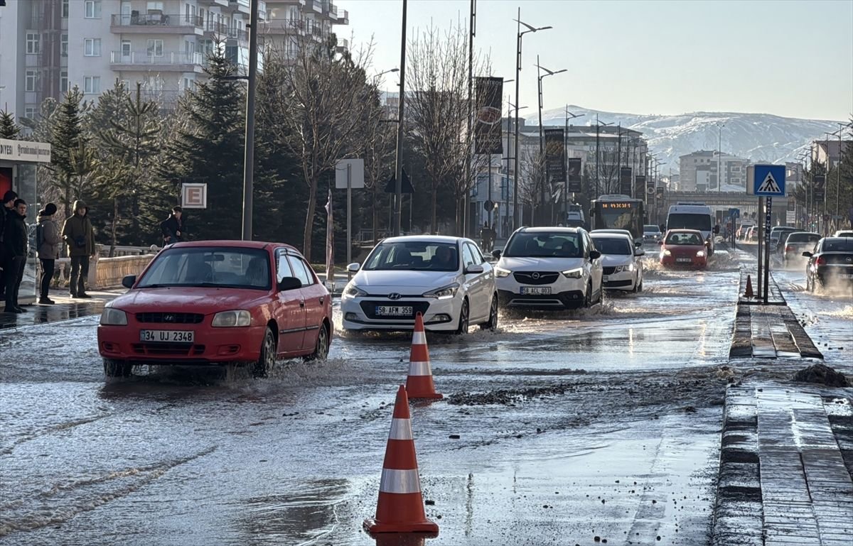 Sivas'ta patlayan ana su borusu trafiği aksattı
