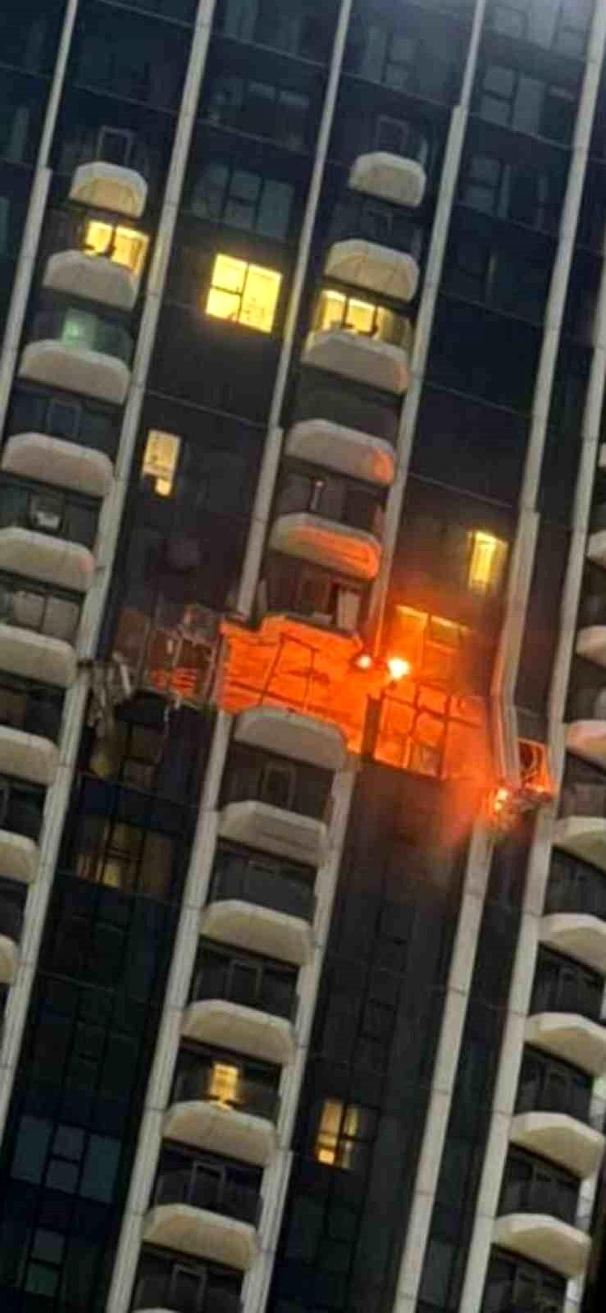 Dubai'de sivil bir binaya isabet eden İHA yangına yol açtı