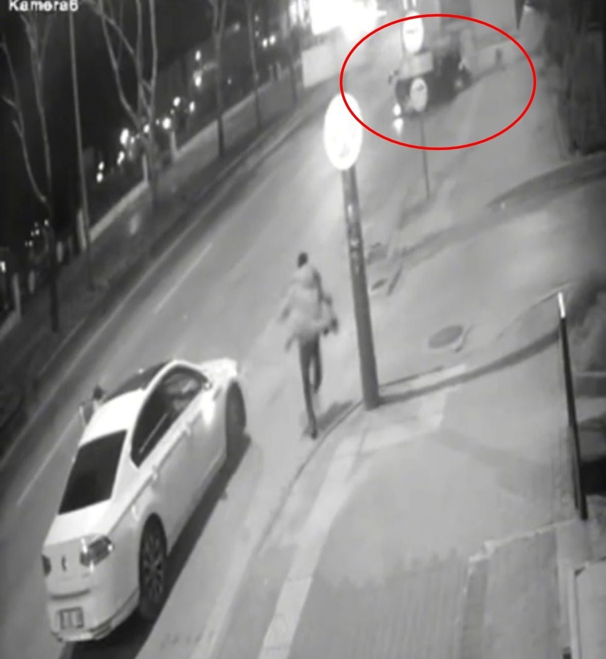 Otomobilin, park halindeki TIR'ın altına girdiği kaza kamerada