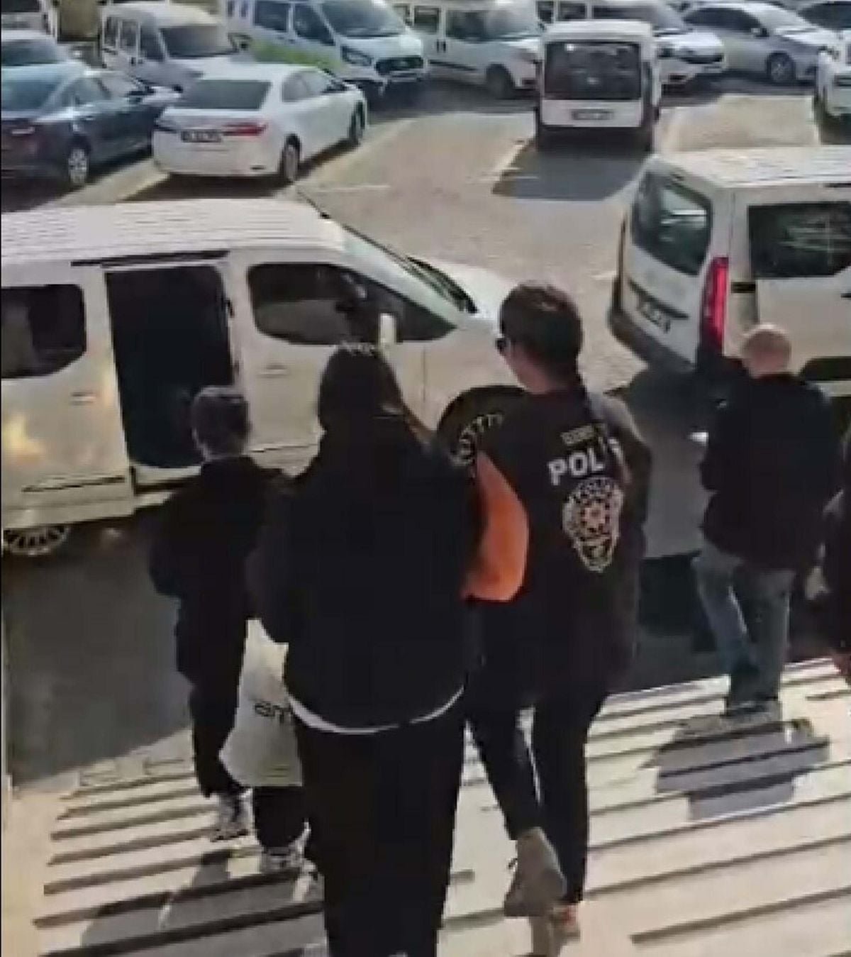 İzmir'de 'ücret iadesi' vaadiyle dolandırıcılık yapan şüphelilere operasyon: 3 gözaltı