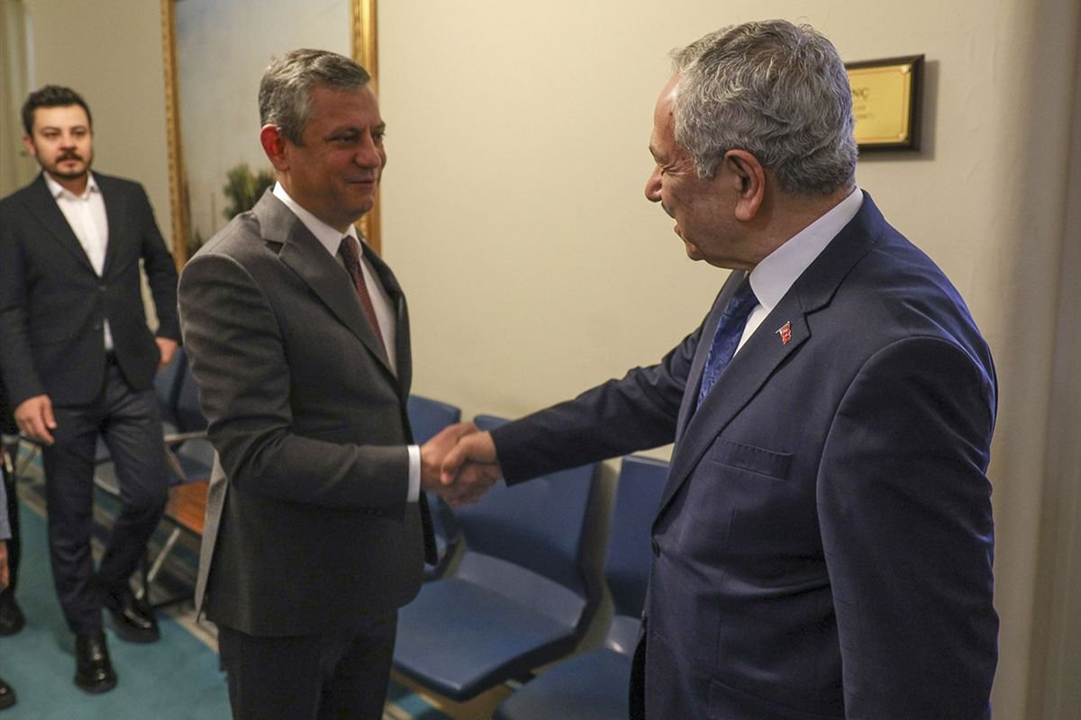 CHP Genel Başkanı Özel, eski TBMM Başkanı Arınç'ı ziyaret etti