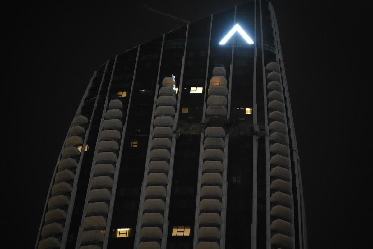 Dubai'de İnsansız Hava Aracı Binaya Düştü