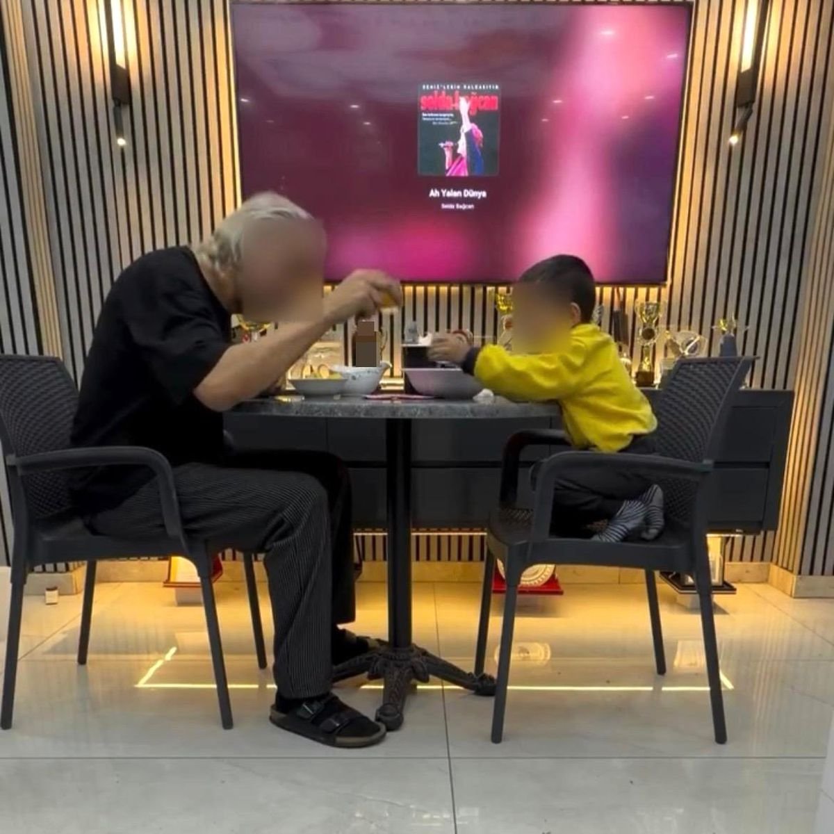 İzmir'de çocuğunu alkol masasına oturtan baba adli kontrolle serbest