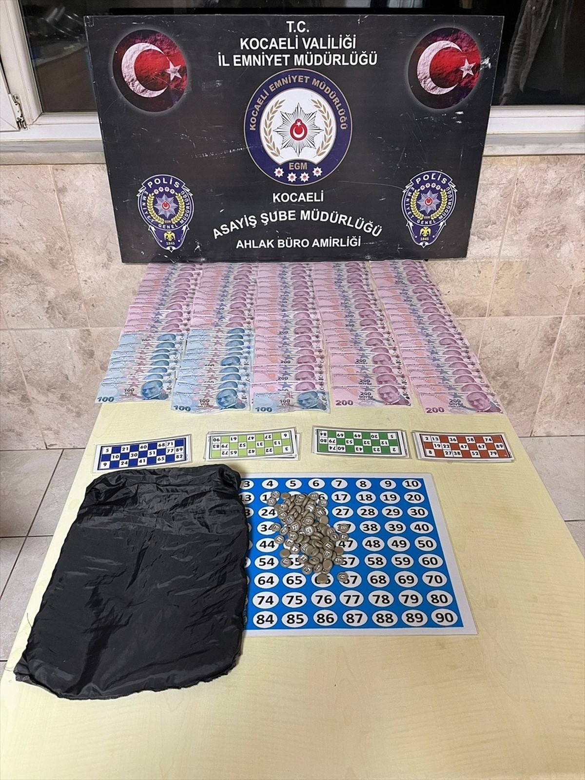 Kocaeli'de kumar oynayan 7 kişiye 81 bin 228 lira idari para cezası verildi