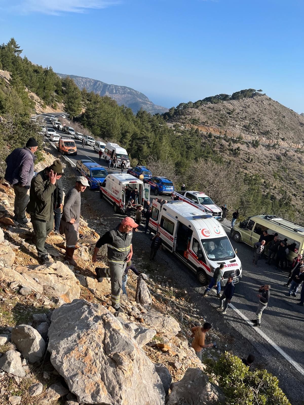 Anamur'da Servis Minibüsü Uçuruma Yuvarlandı: 3 Ölü, 11 Yaralı