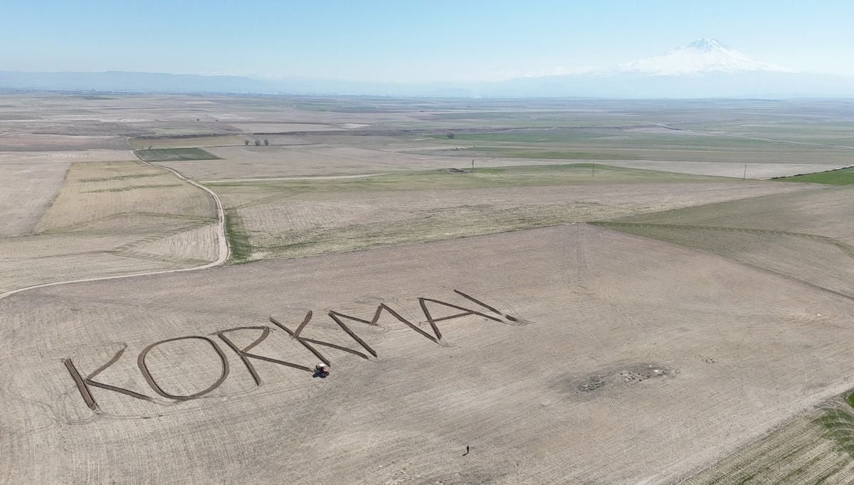 Çiftçi traktörüyle tarlasına 'Korkma' yazdı