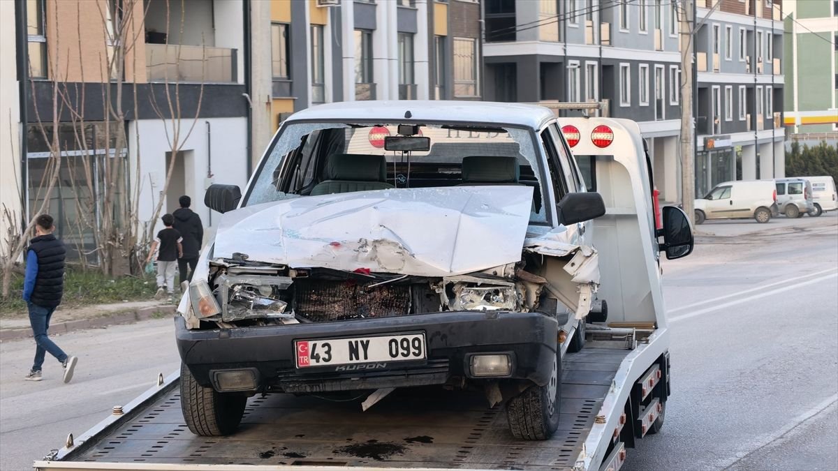 İnegöl'de park halindeki tıra çarpan otomobilin sürücüsü yaralandı