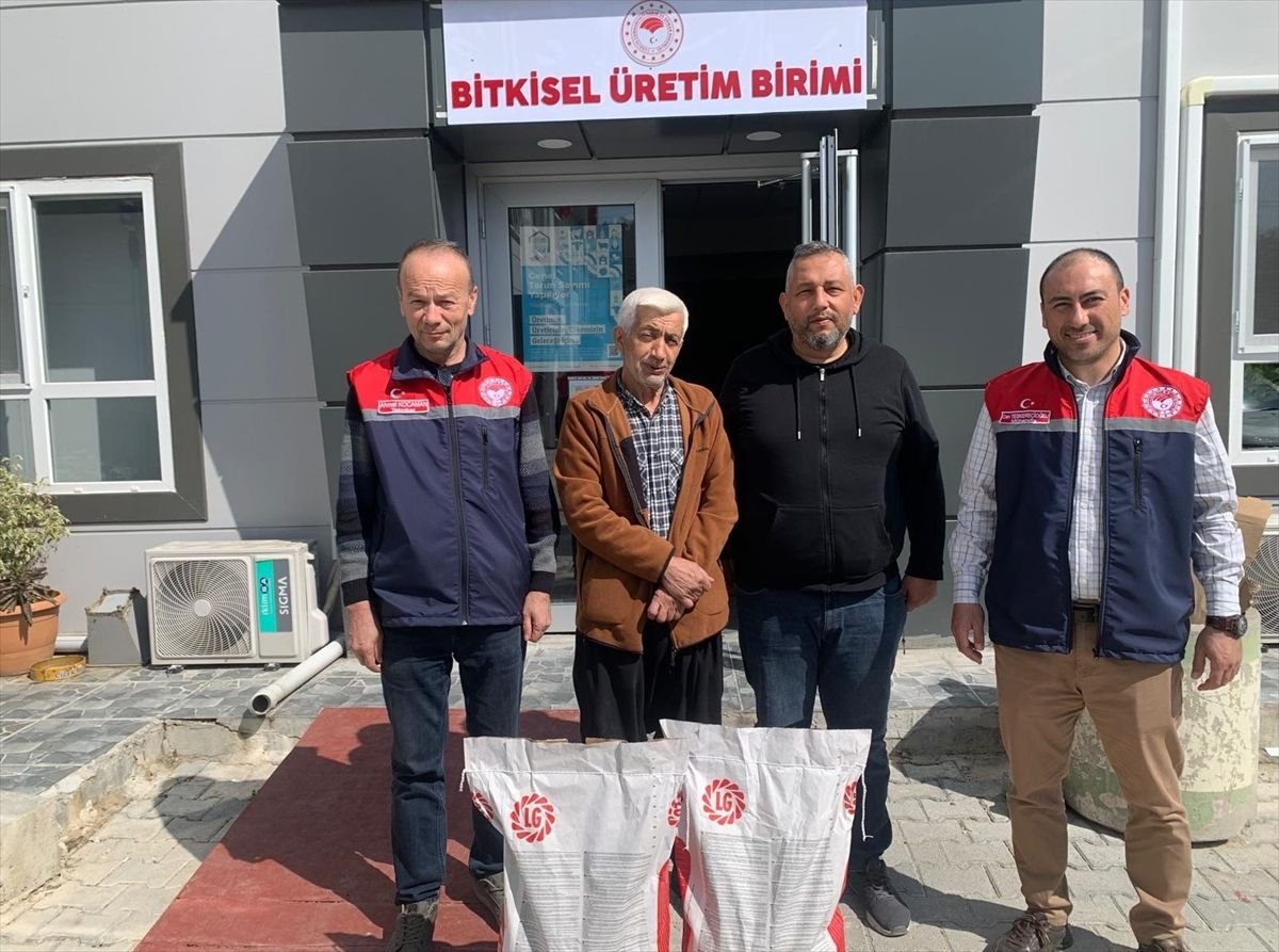 Kadirli'de çiftçilere ayçiçeği tohumu dağıtıldı