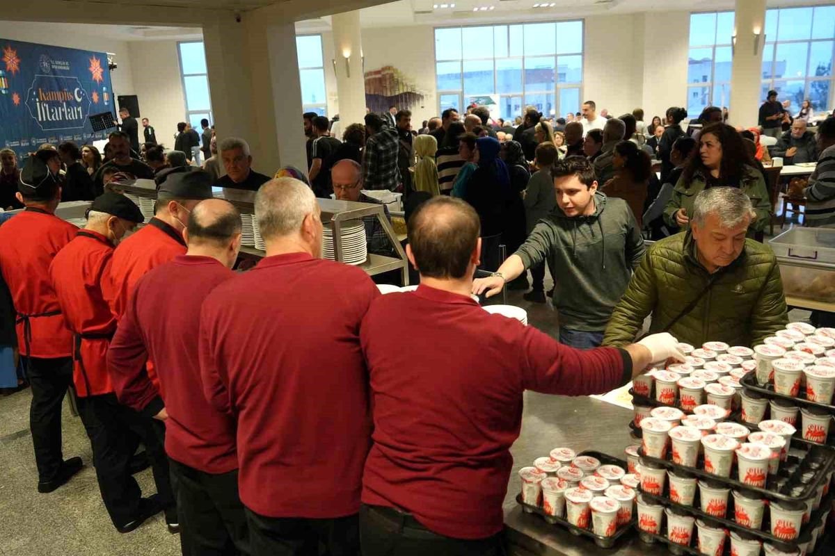 OMÜ'de 2 bin kişi aynı iftar sofrasında buluştu