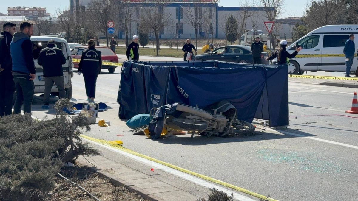 Konya'da Motosikletin Hafif Ticari Araça Çarptığı Kazada Kurye Hayatını Kaybetti