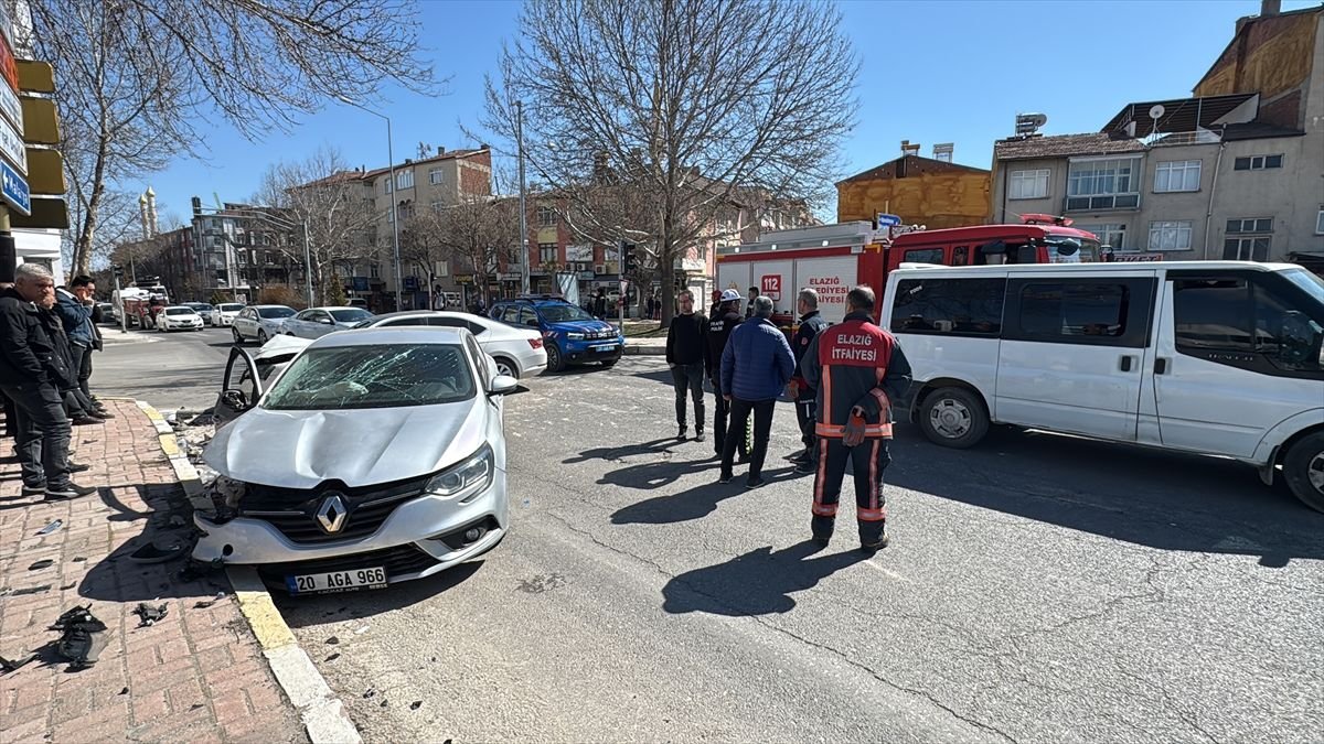 Elazığ'da iki otomobilin çarpıştığı kazada 6 kişi yaralandı
