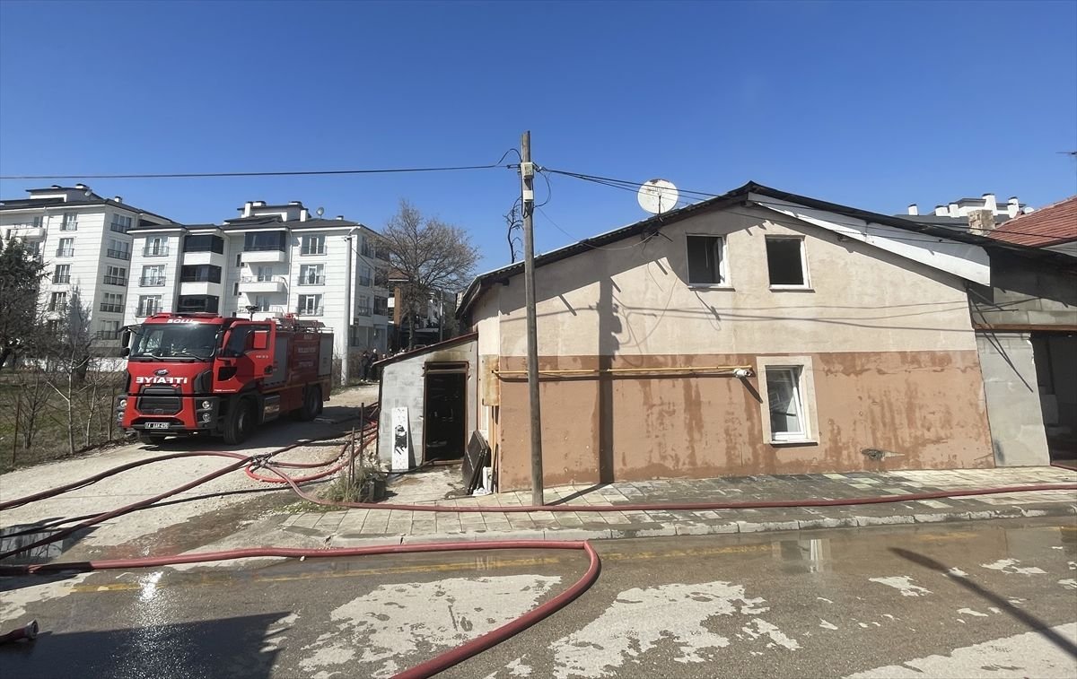 Bolu'da tek katlı evde çıkan yangın söndürüldü