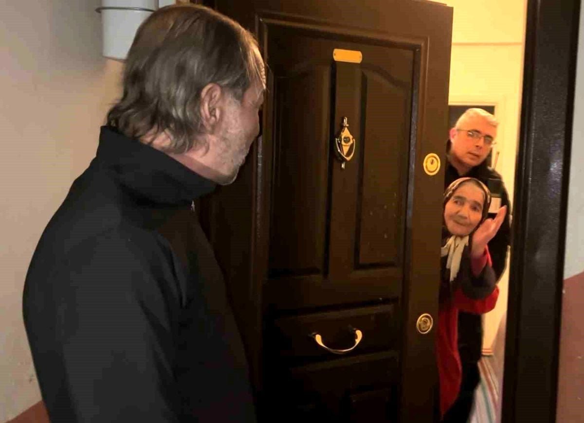 Alzheimer anne oğlunu unuttu, sokakta kalan oğlu için ekipler seferber oldu