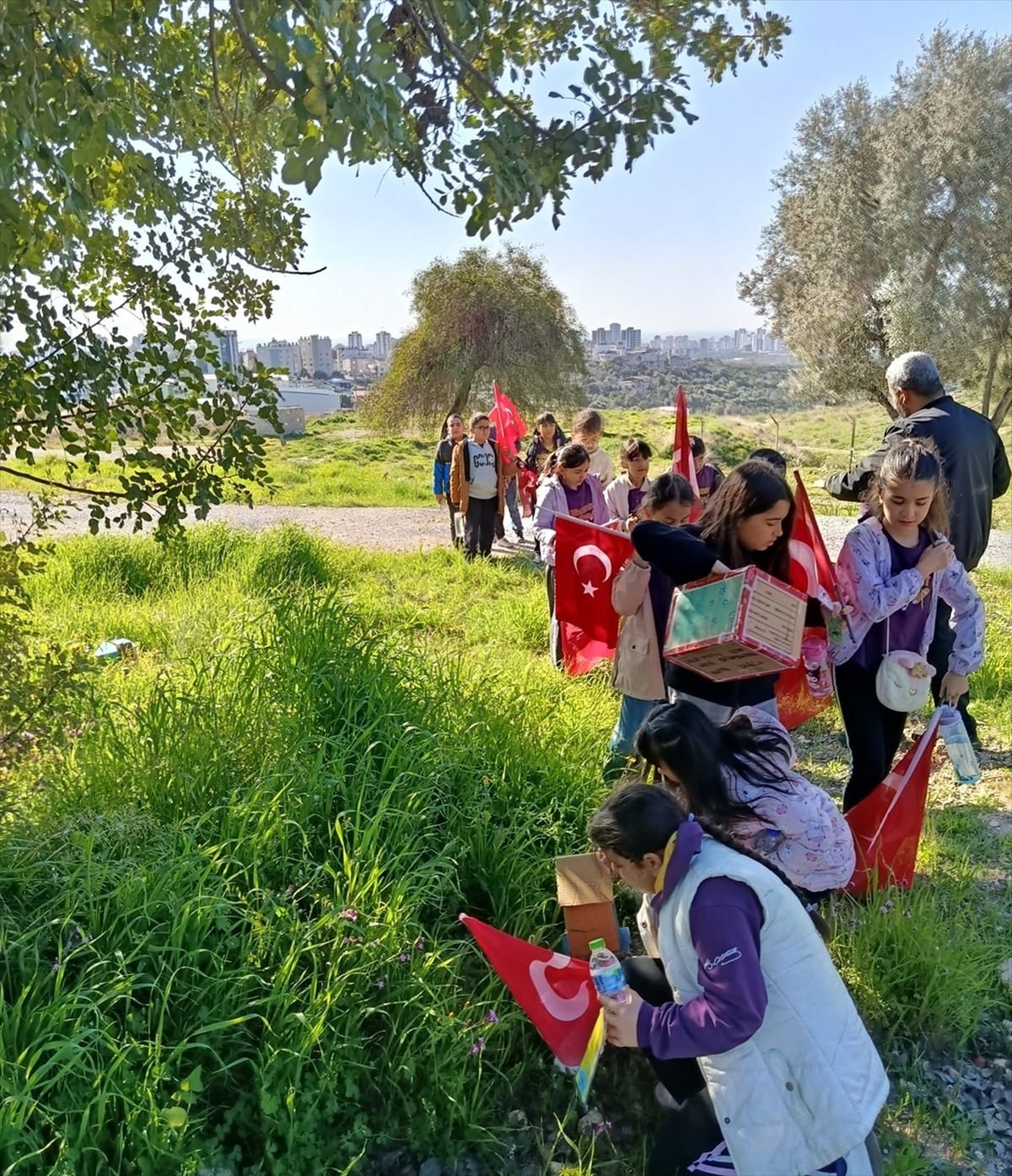 Mersin'de çocuklar doğaya kuş yuvaları bıraktı