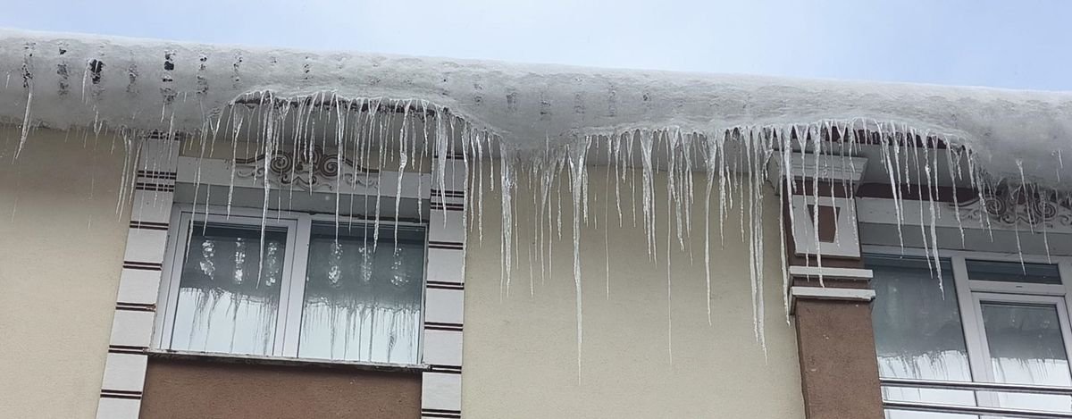 Kars'ta Kar Yağışı Etkili Oldu: Sürücüler Araçlarını Battaniyeyle Korudu