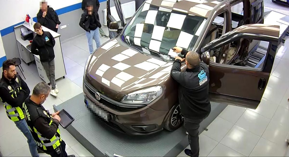 Satış sonrası ekspertize götürülen hafif ticari aracın alt kısmı 'zulaya' dönüştürülmüş