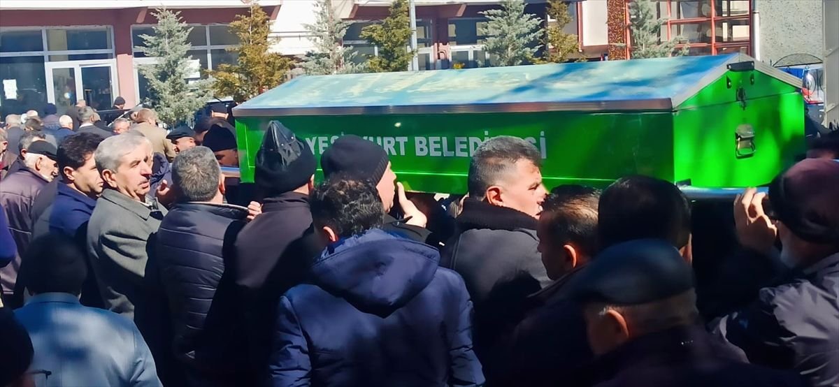 Tokat'ta kaldığı apartta ölü bulunan kişinin cenazesi toprağa verildi