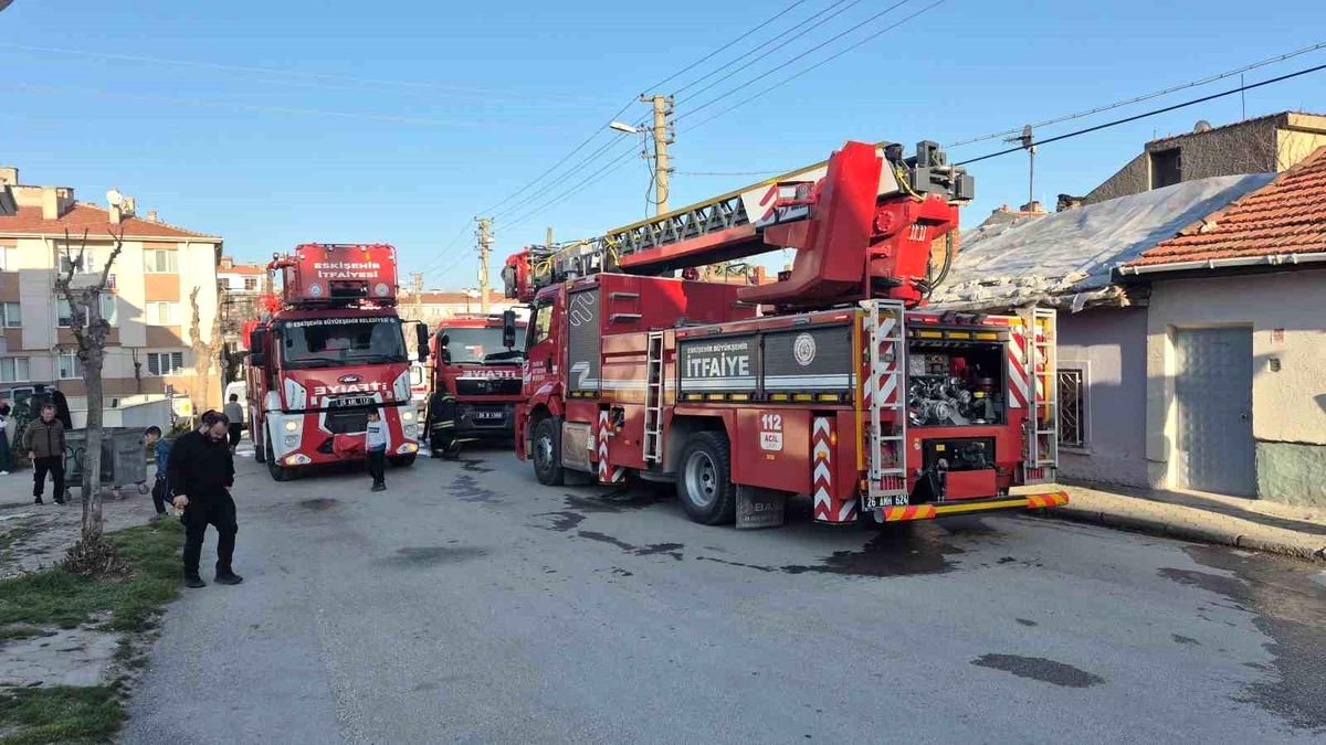 Eskişehir'de yangın paniği: Mahalleli sokağa döküldü