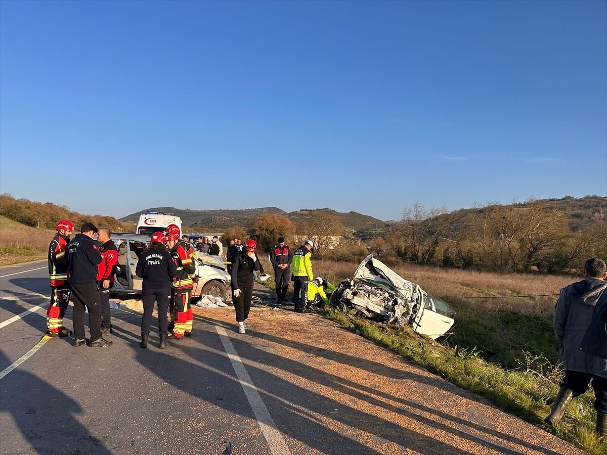 Balıkesir'de hafif ticari araçla otomobilin çarpıştığı kazada 1 kişi öldü, 2 kişi yaralandı
