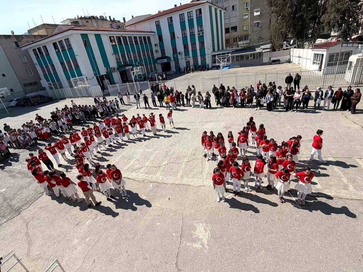 İzmir'de öğrenciler İstiklal Marşı'nı işaret diliyle okudu