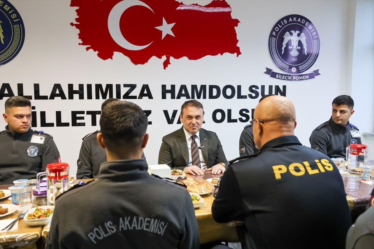 Bilecik Valisi Sözer, polis adaylarıyla iftarda buluştu