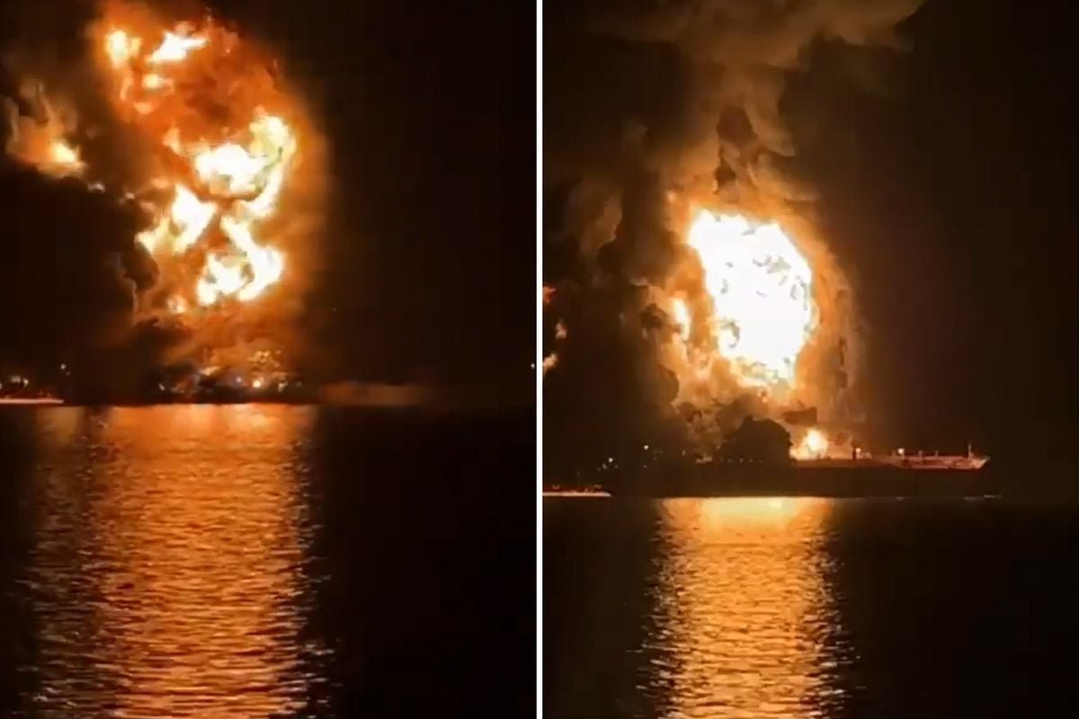 Basra açıklarında vurulan petrol tankeri cayır cayır yandı