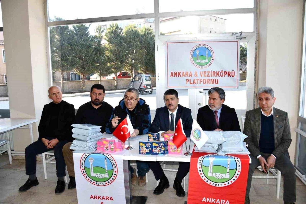 Vezirköprü'de 555 öğrenciye bayramlık