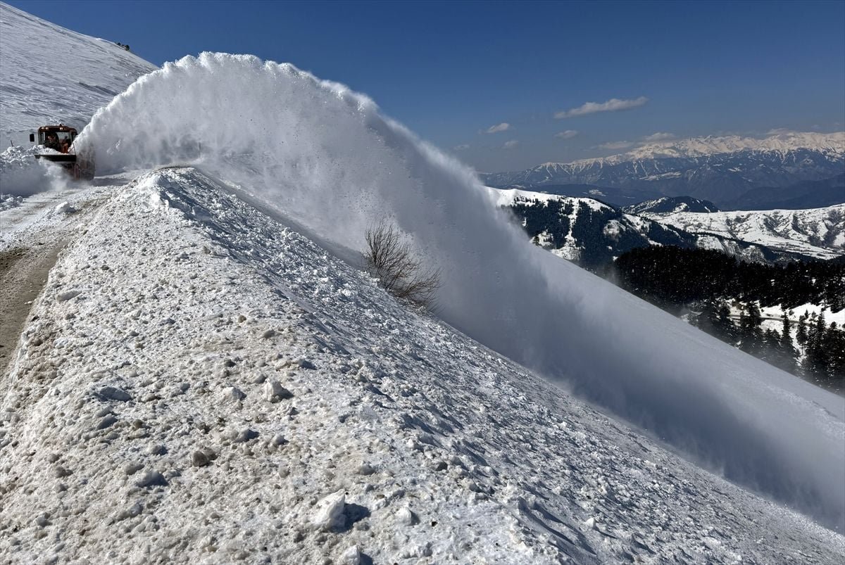 Ardahan'da ekiplerin karla mücadele çalışması sürüyor