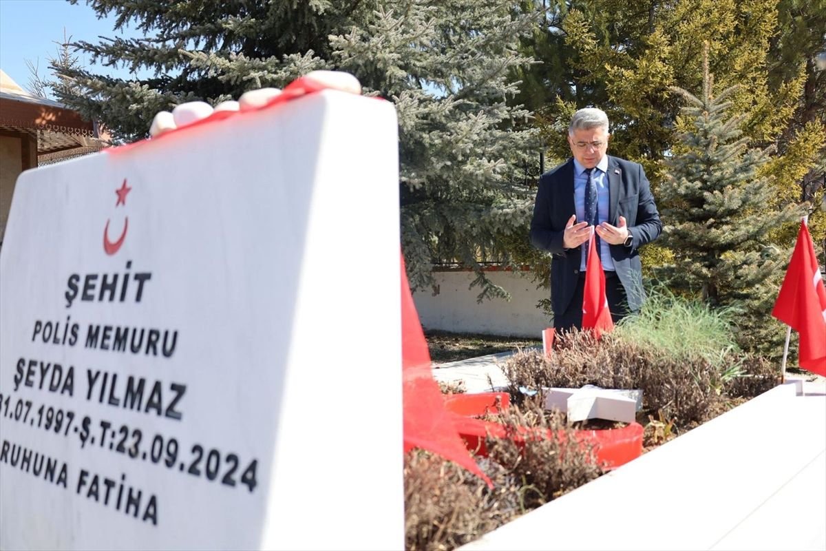 Sivas'ta şehitlikte bakım, onarım ve temizlik çalışması yapıldı