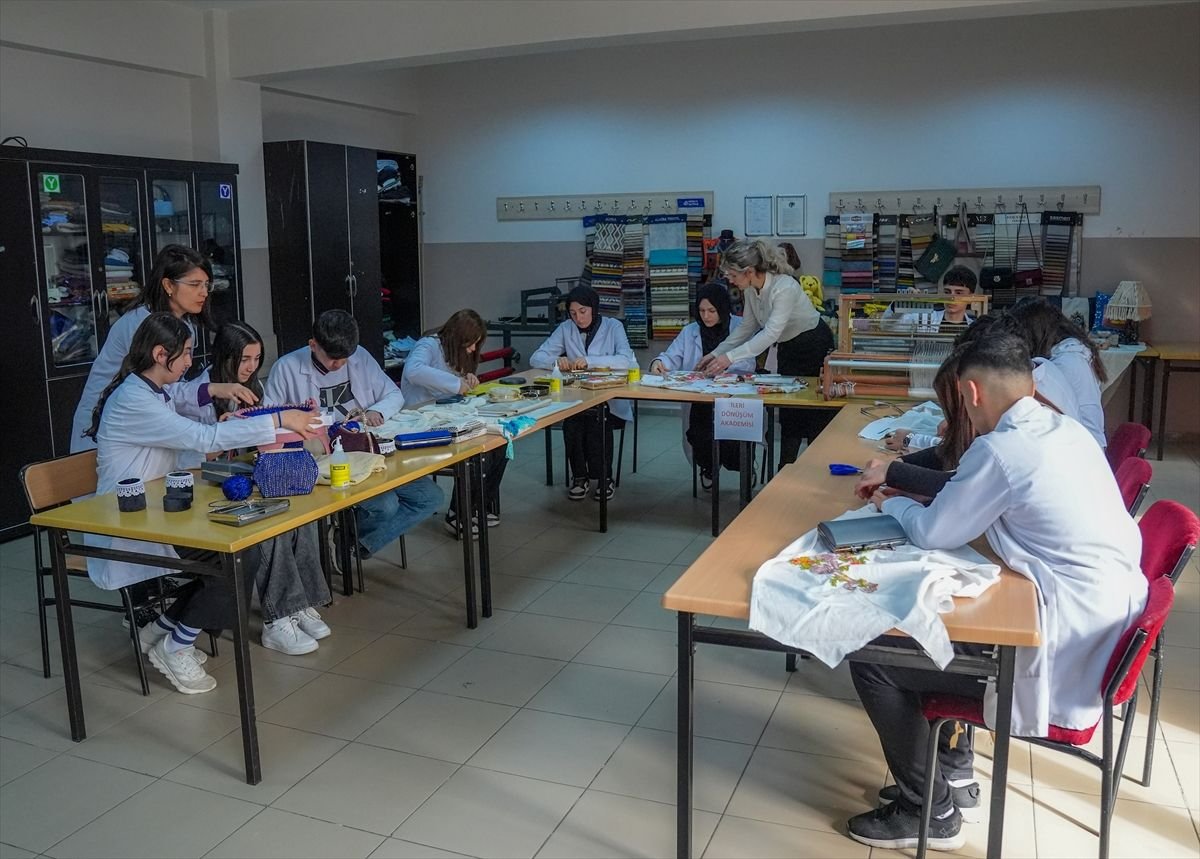 Diyarbakır'da eskiyen çeyizlik ürünler "sıfır atık" temasıyla çantaya dönüştürülüyor